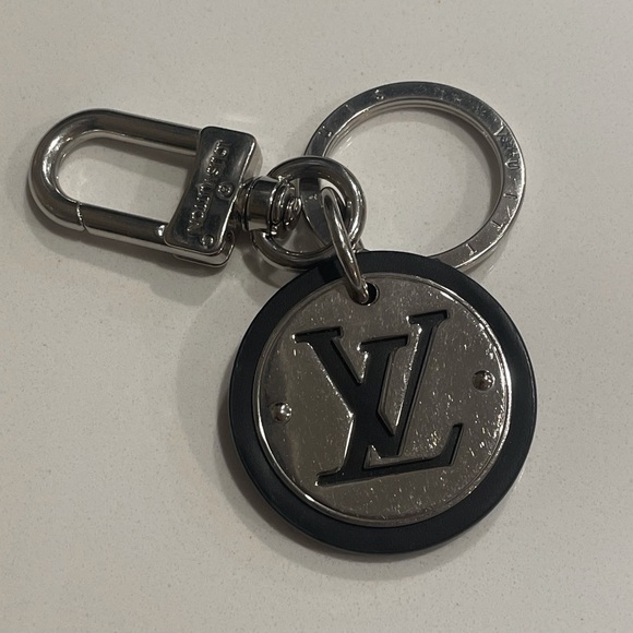 LV CUT CIRCLE KEY HOLDER - Picture 1 of 6
